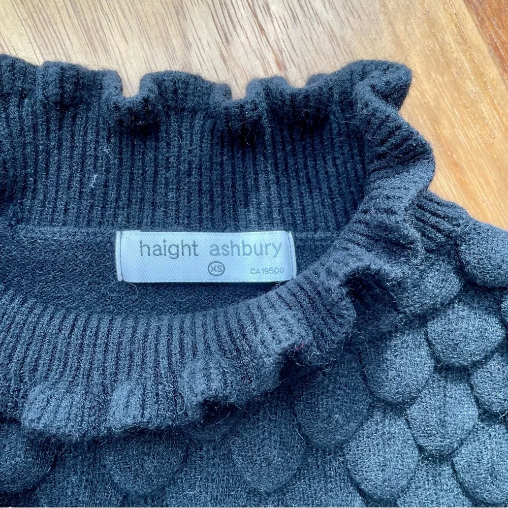 Haight Ashbury XS Cropped 3D Scallop Sweater Black - Picture 4 of 8